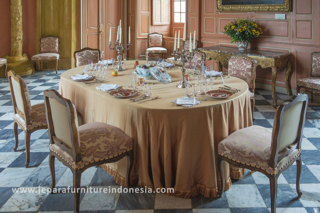 Exclusive Interior Dining Room With Antique French Dining Set Style